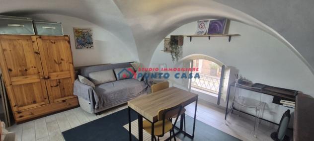 CENTRO STORICO – Via Osorio – Monolocale al piano ammezzato + w.c. – 40 mq ca. Buone condizioni, ottima posizione. Euro 40 mila CL G