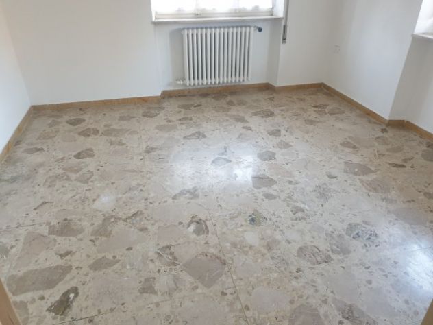 APPARTAMENTO CON INGRESSO INDIPENDENTE AL PIANO RIALZATO - Foto 4