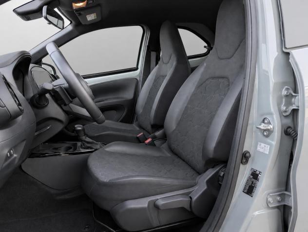 Toyota Aygo X 1.0B (72 CV) Lounge S-CVT - Foto 7