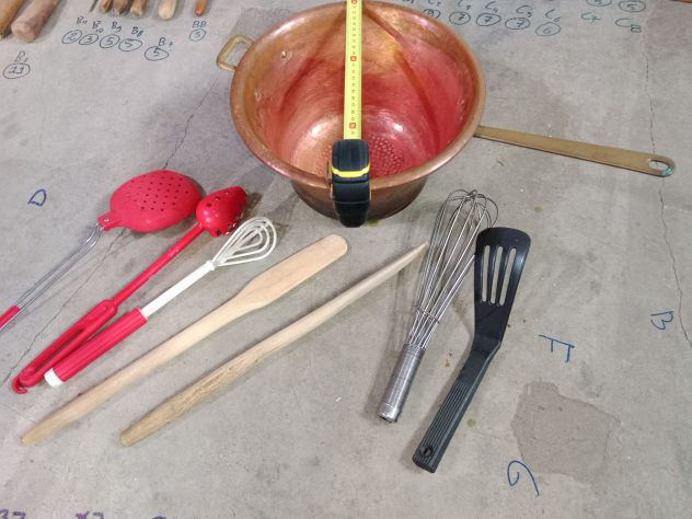 Set composto da paiolo in rame per polenta e vari attrezzi da cucina. - Paiolo - Foto 2