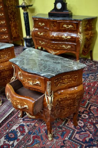 Coppia di comodini intarsiati stile Luigi XV - Foto 4