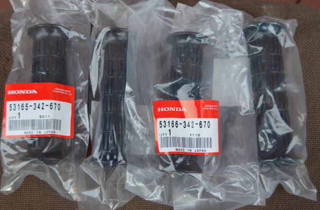 53165/53166-342-670 - COPPIA MANOPOLE NUOVE ORIGINALE HONDA CB 350/500/750 Four