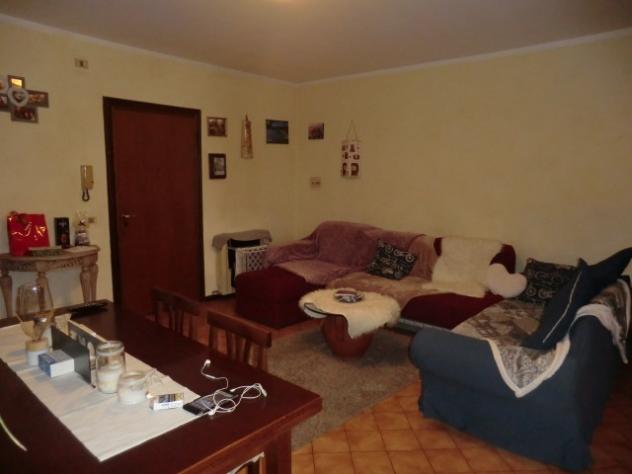 Capezzano in ottima posizione, appartamento sito al secondo piano con ingresso e angolo cottura,2 camere matrimoniali,bagno con vasca , ripostiglio e