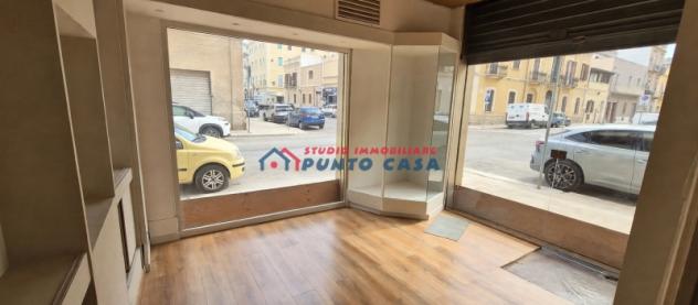 PRESSI VIA FARDELLA – Via Nicolò Riccio – Locale commerciale al PT con n. 3 vetrine su strada – 55mq ca. – 3 vani + wc. Angolare, buone condizioni. Eu