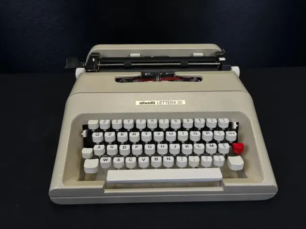 Macchina per scrivere vintage Olivetti Lettera 35
