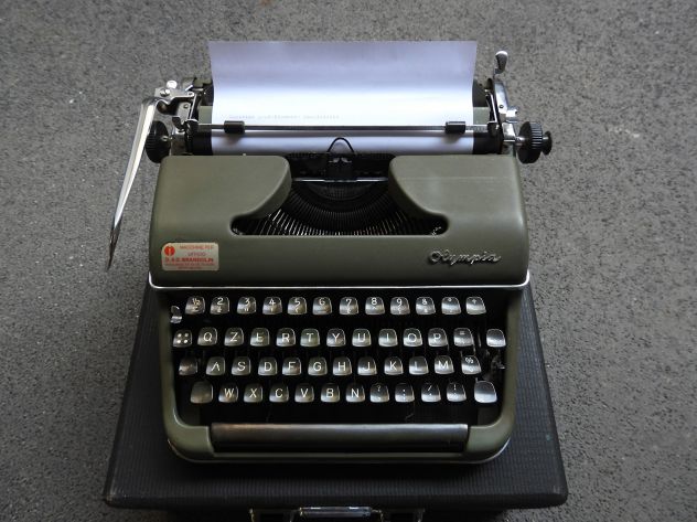 Macchina da scrivere vintage Olympia SM anni '50