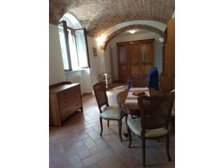 Ristrutturato, ammobiliato, 4 bagni, resede e parcheggio privati