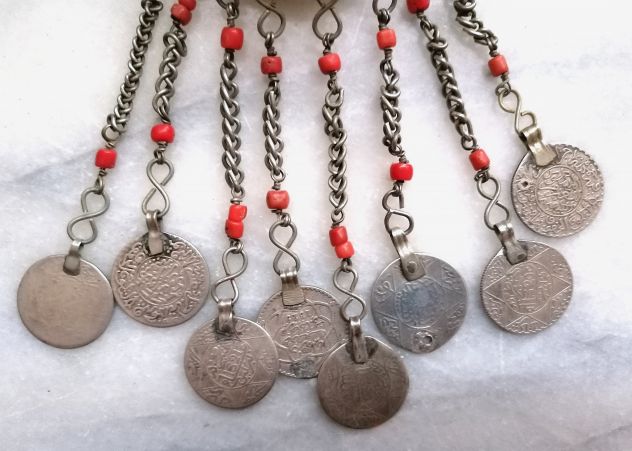 SPETTACOLARE ANTICA COPPIA DI FIBULE BERBERE TIZERZAI CON MONETE A PENDAGLI. - Foto 7