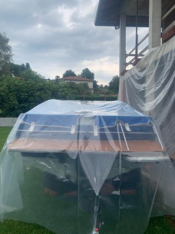 Motoscafo cabinato 5,8 m con prendisole e cabina - ideale lago e mare
