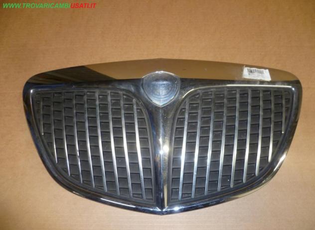 GRIGLIA CON STEMMA LANCIA YPSILON (843-TE/TI)  Carrozzeria  Lamierati esterni  Paraurti  Griglia radiat LANCIA - MUSA - 01-09-2004 - 01-09-2007, LANCI