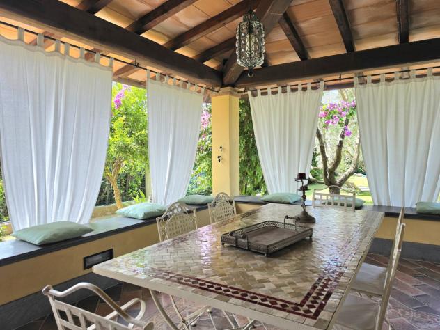 MASSA, villa di ampia metratura nella prima periferia, disposta su tre livelli con ampio giardino di circa 1.300 mq. Composta di salone con camino, cu - Foto 17