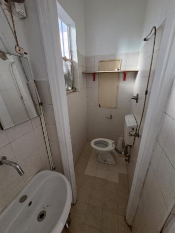 Negozio con tre vetrine, retro, bagno, cantina e box auto - Foto 11