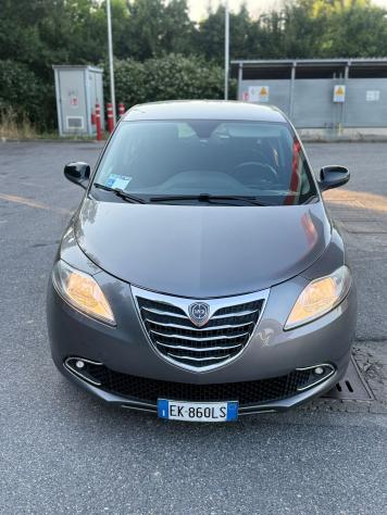 Lancia Ypsilon 1.2 69 CV 5 porte S&S Platinum - Foto 2