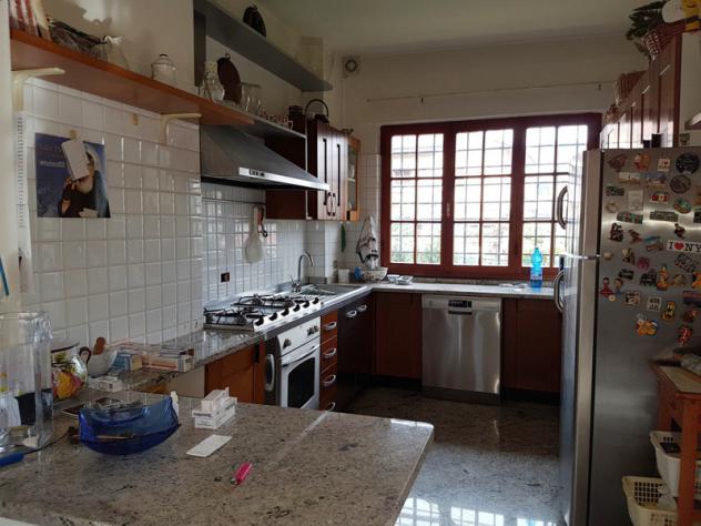 MARINA DI MASSA, prima periferia e poco distante dal mare, vendesi villetta singola con giardino circondante: salone, cucina, tinello con camino, bagn - Foto 5