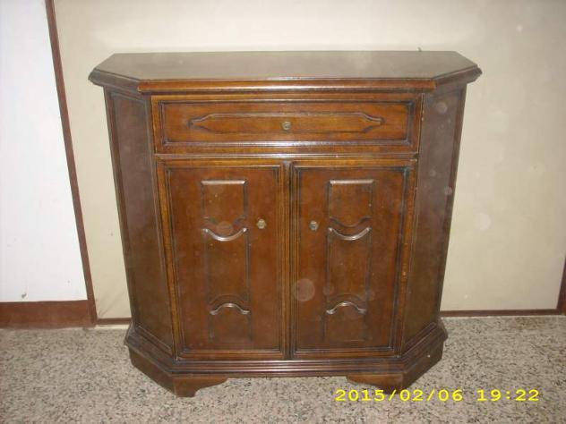 Piccola credenza svasata