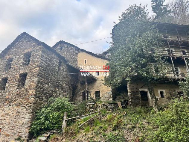 V000788 - CAPREZZO, RUSTICI STORICI IN PIAZZA