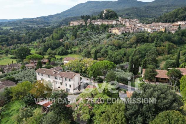 Casa indipendente di 315 m² con più di 5 locali e box auto in vendita a Cetona