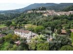 Villa di 315 m² con più di 5 locali e box auto in vendita a Cetona