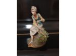 Statuina porcellana Capodimonte ragazza con fiori