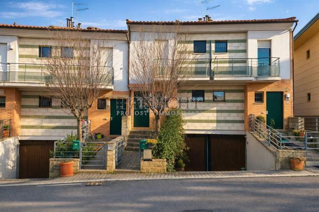 A pochi minuti da Siena, villetta a schiera con 2 camere, terrazza e garage