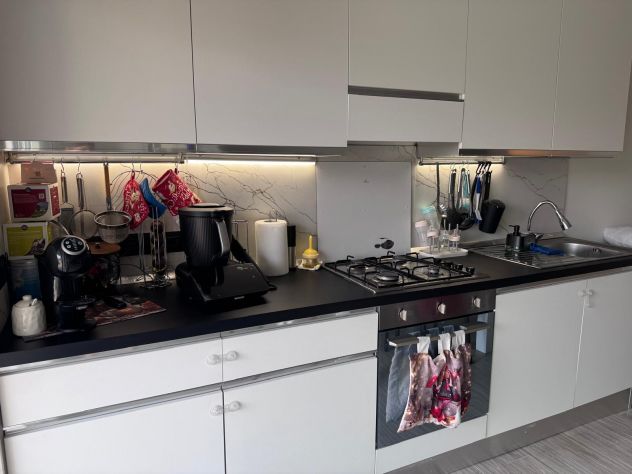 Cucina- elettrodomestici-frigo-tavolo e sedie
