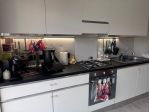 Cucina- elettrodomestici-frigo-tavolo e sedie