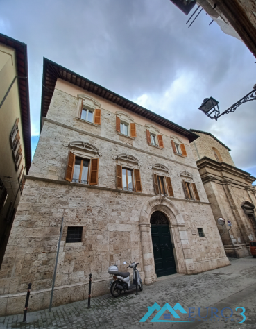 ASCOLI PICENO-Centro storico-Appartamento mq 210 affrescato + ufficio
