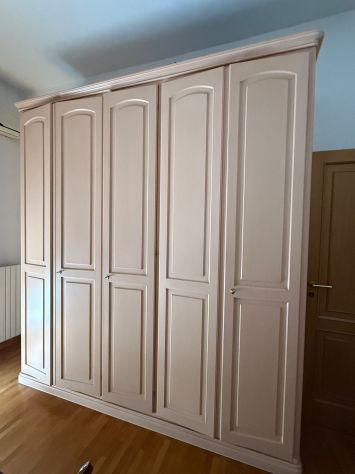 Armadi in legno massello in ottimo stato – 4 e 5 ante