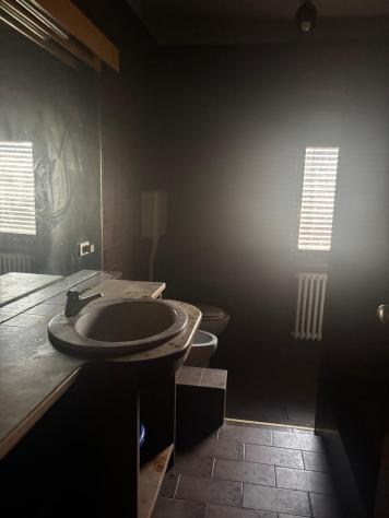 VILLA SINGOLA CON DUE APPARTAMENTI DA PARZIALMENTE RISTRUTTURARE - Foto 12