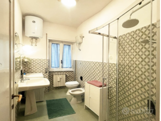 OSTIA TRILOCALE ELEGANTE ARREDATO CON GRANDE TERRAZZO VIVIBILE E 2 BALCONI.