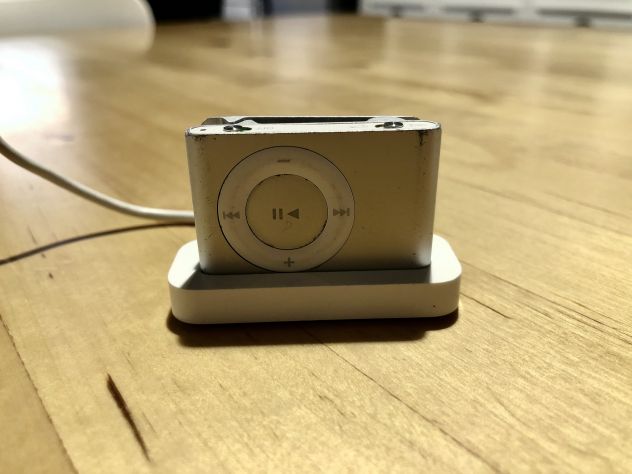 Apple iPod shuffle 1GB grigio con caricabatterie - Foto 3