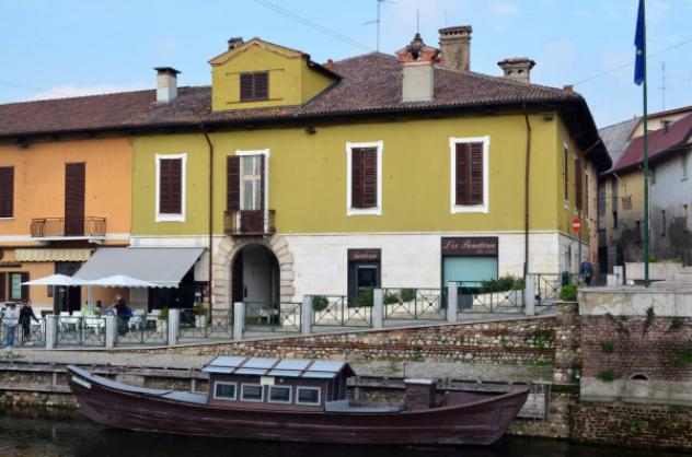 Casa indipendente di 578 m² con più di 5 locali e box auto doppio in vendita a Boffalora Sopra Ticino