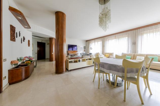 Milano ottimo appartamento via Niccolini numero due metri quadri 220 elegante condominio piano alto soggiorno terrazzo quattro camere tripli servizi d
