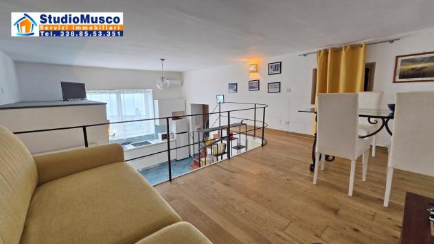 StudioMusco vende a Capri, su via Marina Grande, appartamento su due livelli.