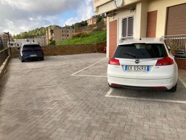 Appartamento di grande respiro,sei vani con vista mare e templi,gli altri vani molto luminosi e soleggiati. Tripla esposizione,posto auto,zona con fac - Foto 4