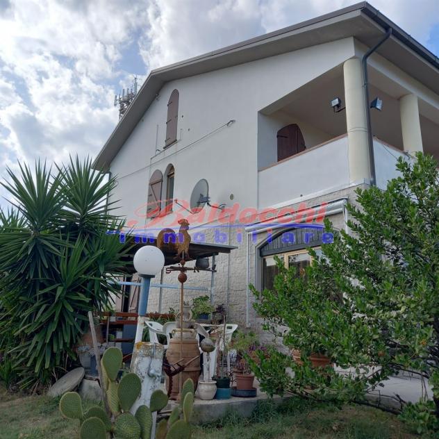 CAMINATE - VILLA IN COLLINA CON AMPIO TERRENO E SPLENDIDA VISTA - Foto 4