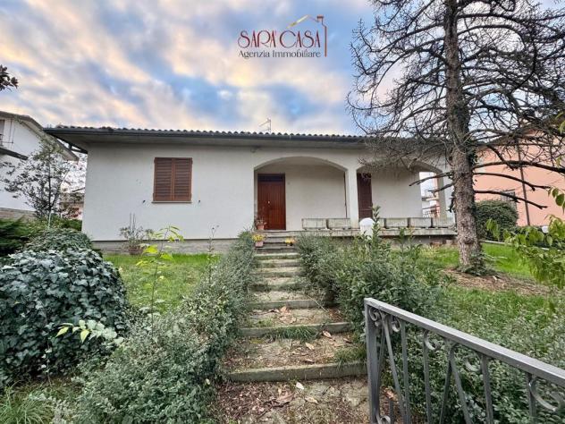 Casa indipendente con taverna, garage e giardino su quattro lati