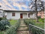 Casa indipendente con taverna, garage e giardino su quattro lati