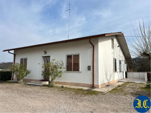 V005397 - CUSTOZA - VILLA SINGOLA CON AMPIO VERDE PRIVATO.