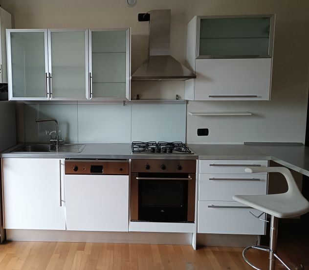Cucina IKEA con forno, fornelli, lavastoviglie, cappa e lavello. - Foto 2