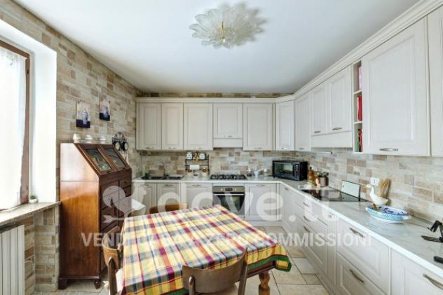 Villa di 355 m² con più di 5 locali e box auto in vendita a Biandronno - Foto 13