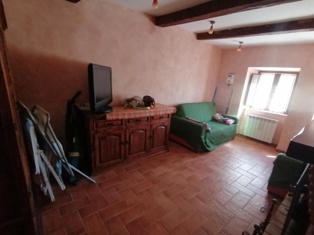 In una frazione del comune di Castell'Azzara, più precisamente a Selvena, dove sono presenti i servizi di prima necessità; , vendiamo appartamento su - Foto 14