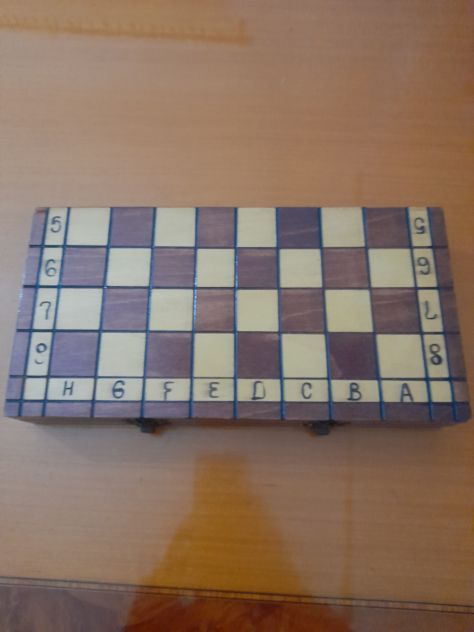 Scacchiera scolpita in legno pregiato con velluto perfettamente conservata. - Foto 6