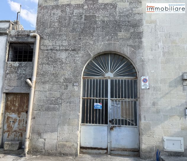 Ampio Locale con Giardino Retrostante in Zona Centrale