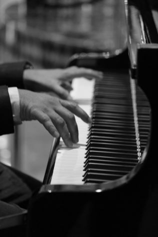 Duo formato da organista e soprano per musica ai funerali
