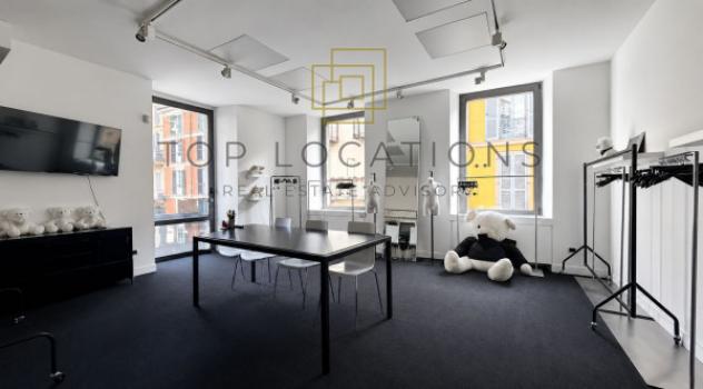 Immobile di 296 m² con 4 locali in affitto a Milano