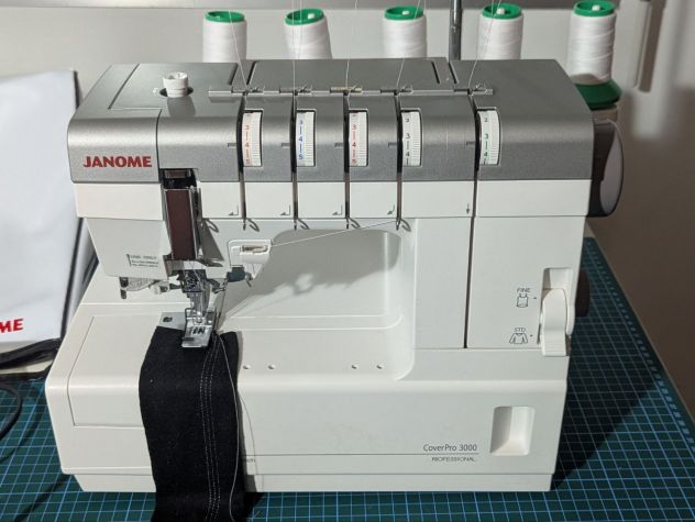 Janome 3000 Cover Pro - pari a nuovo - accessori extra