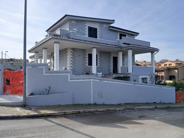 Villa in Vendita in zona INCORONATA con giardino - Foto 8