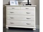 Comò a 5 cassetti con finitura colore bianco e parti spazzolate.
