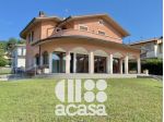 VILLETTA CON AREA COMMERCIALE